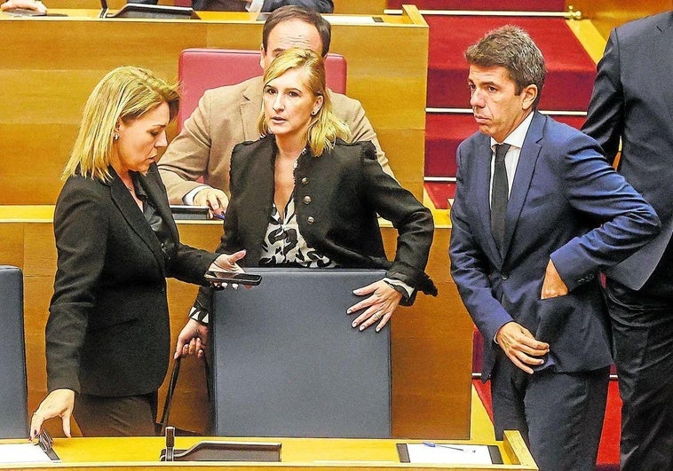 Susana Camarero (vicepresidenta de la Generalitat), Salomé Pradas (entonces aún consejera) y Carlos Mazón (presidente), el día que el jefe del Consell compareció en las Cortes valencianas para explicar la gestión de la dana.