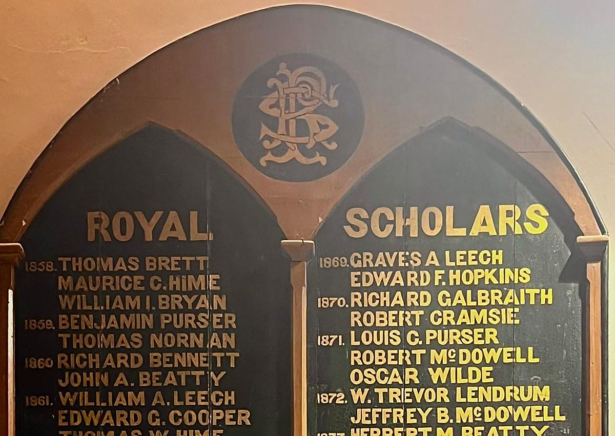 Imagen secundaria 1 - Seán Doran, director del festival In our Dreams en Enniskillen. Cuadro de Honor del internado Portora Royal School y una de su alumnas actuales ante la placa que recuera el paso de Wilde por la escuela entre 1864 y 1971.