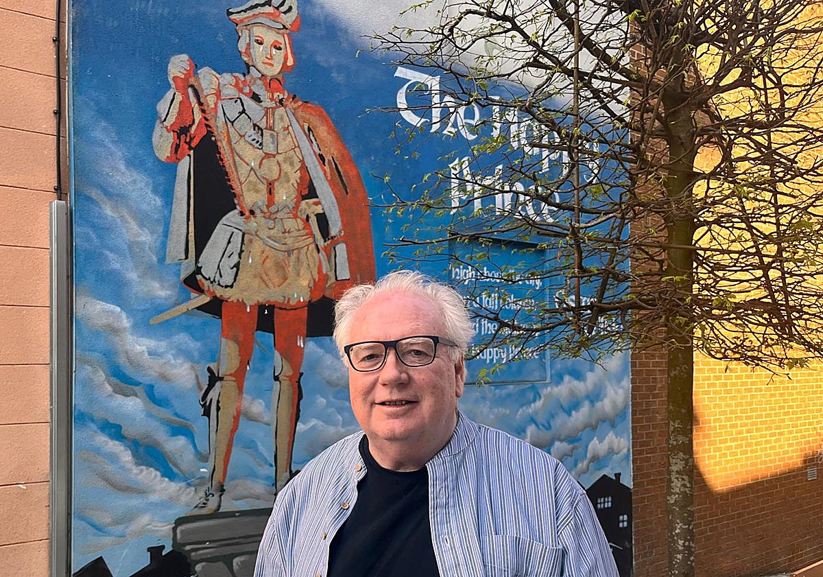 Imagen principal - Seán Doran, director del festival In our Dreams en Enniskillen. Cuadro de Honor del internado Portora Royal School y una de su alumnas actuales ante la placa que recuera el paso de Wilde por la escuela entre 1864 y 1971.