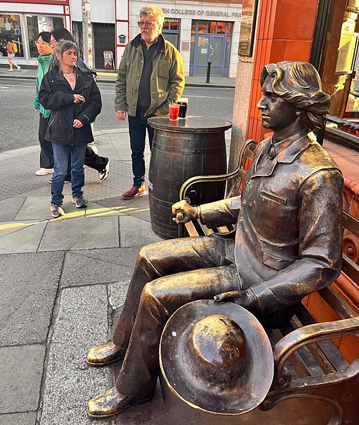 Imagen secundaria 2 - Martin Burs, director de la Oscar Wilde House y comisario del festival Oscariana. Espacio dedicado a de Wild en el Museo MoLi y la escultuara del estcritor ante el pub Kennedy 's