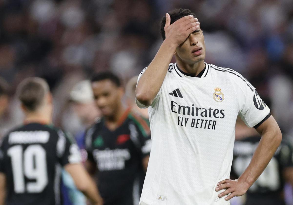 Bellingham se lamenta tras la eliminación del Real Madrid a manos del Arsenal.