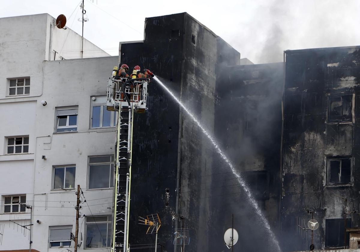 Extinguido un incendio en un edificio de Castellón sin heridos pero con daños materiales