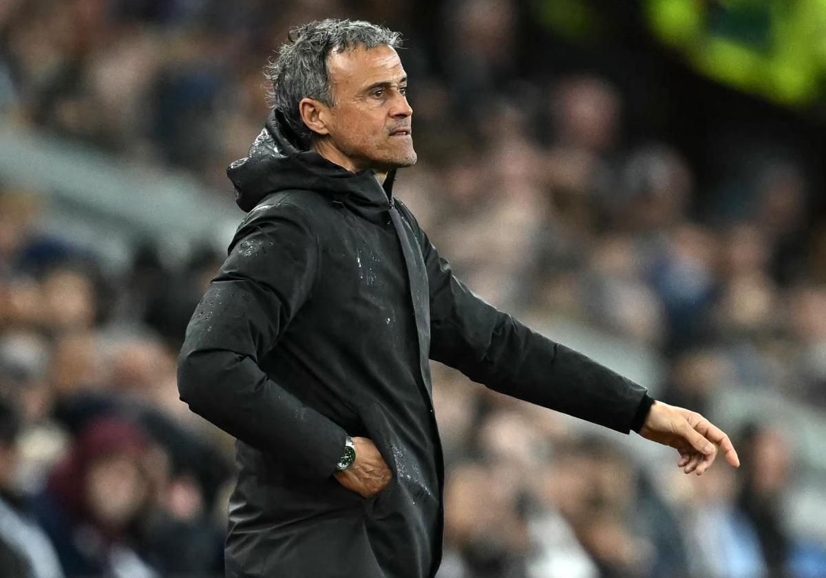 Luis Enrique, durante el duelo entre Aston Villa y PSG.