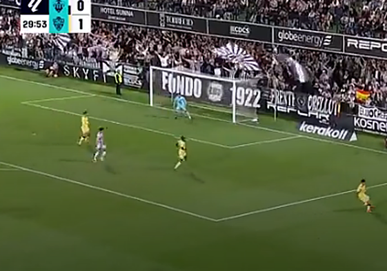 El Castellón golea al Almería y se aleja del descenso