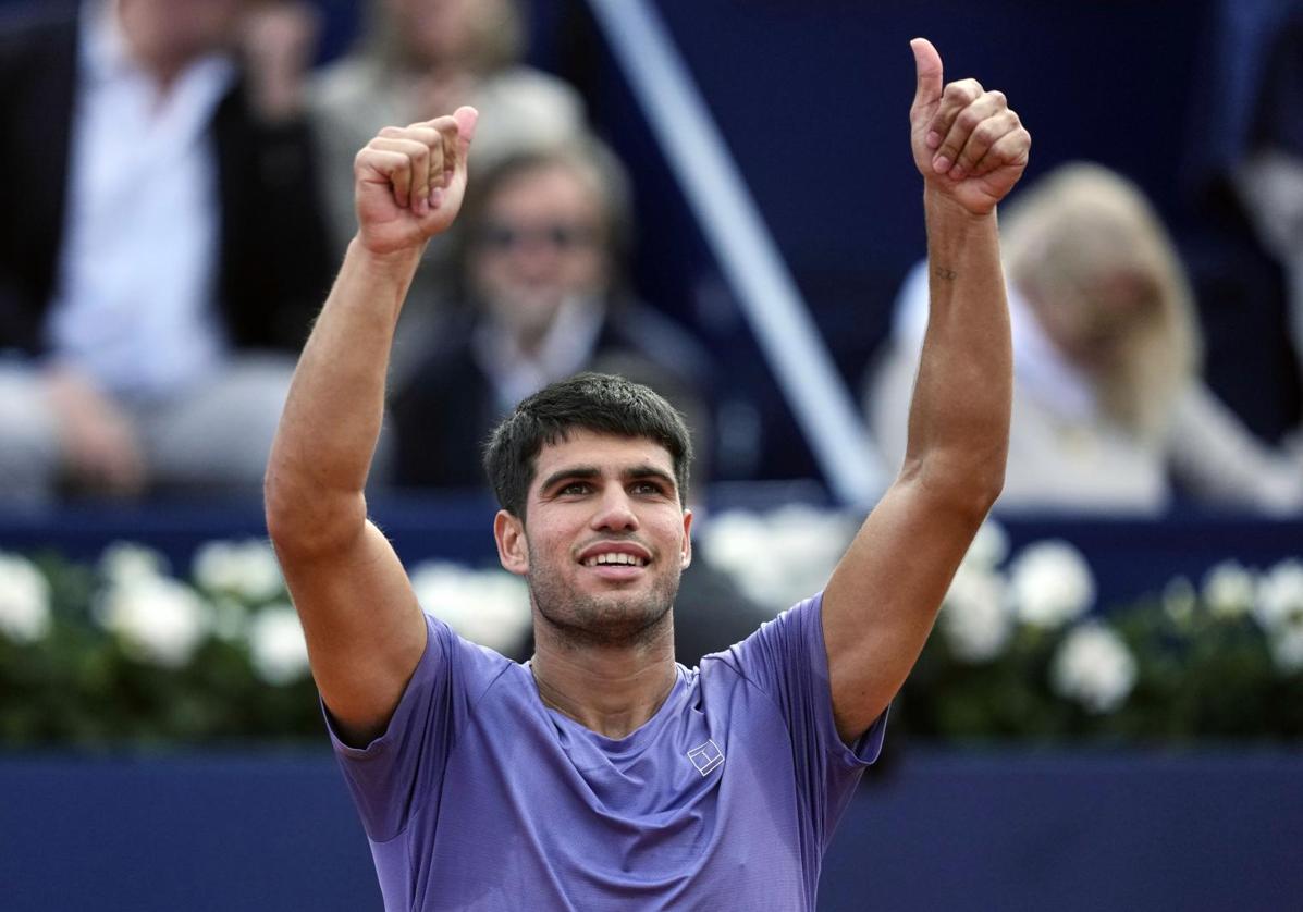 Alcaraz celebra su victoria ante Djere.