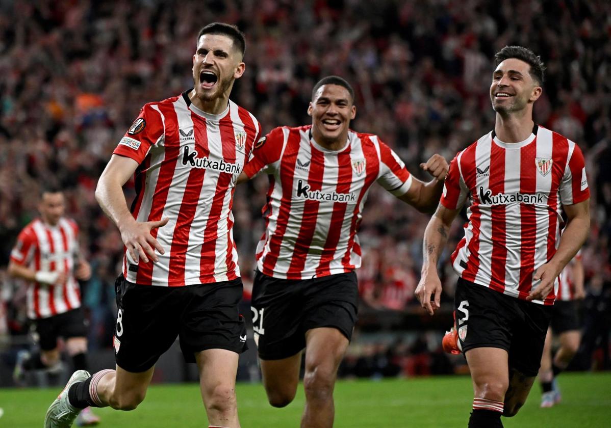 Sancet celebra su gol al Rangers junto a Sannadi y Yeray.