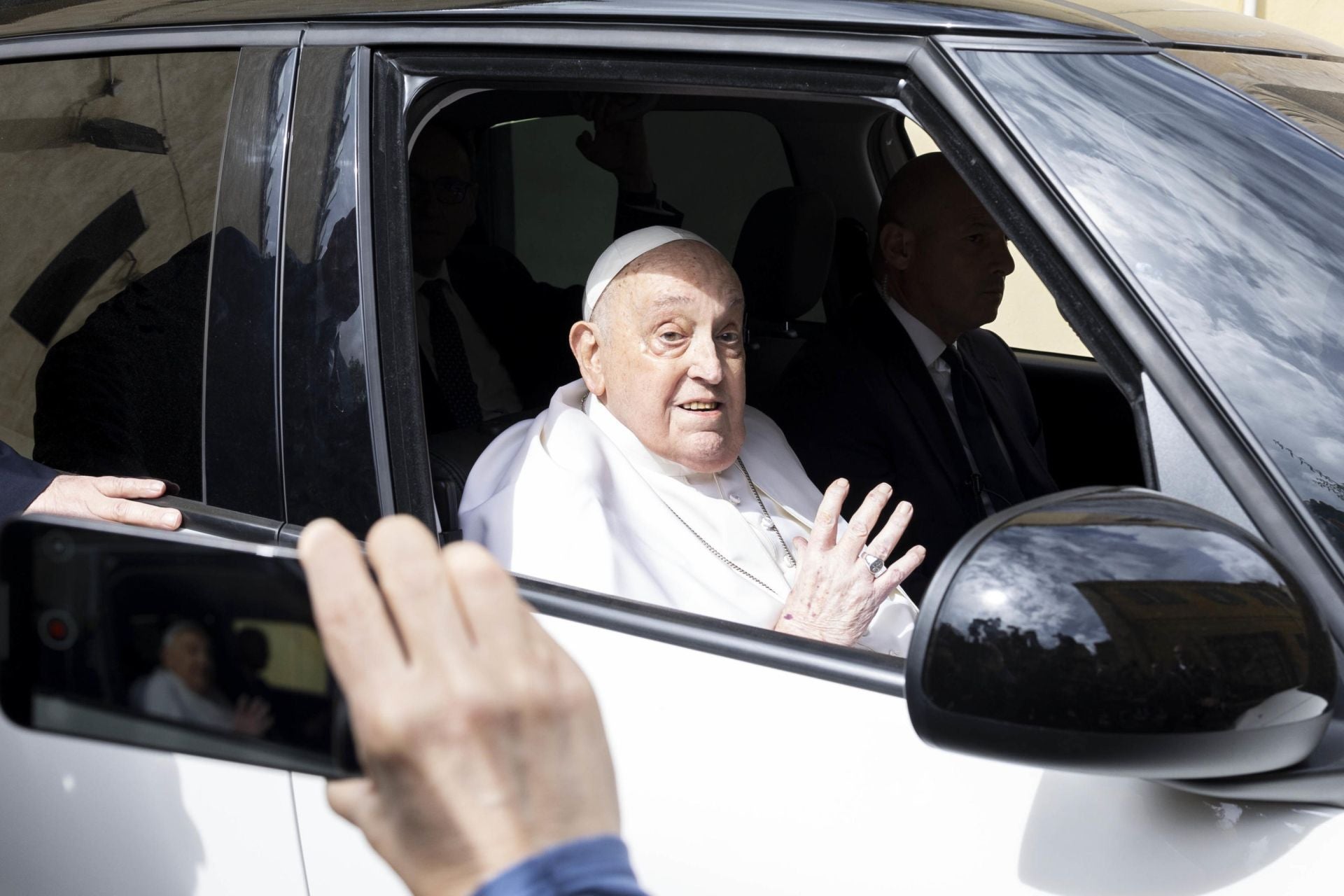 El Papa Francisco, en el coche que le ha llevado hoy a la cárcel romana Regina Coeli para celebrar con algunos presos este Jueves Santo.