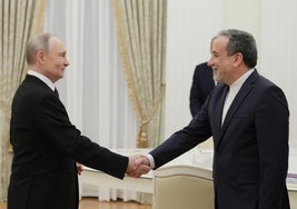 El presidente ruso, Vladímir Putin, recibe en el Kremlin al ministro de Asuntos Exteriores iraní, Abbas Araghchi.