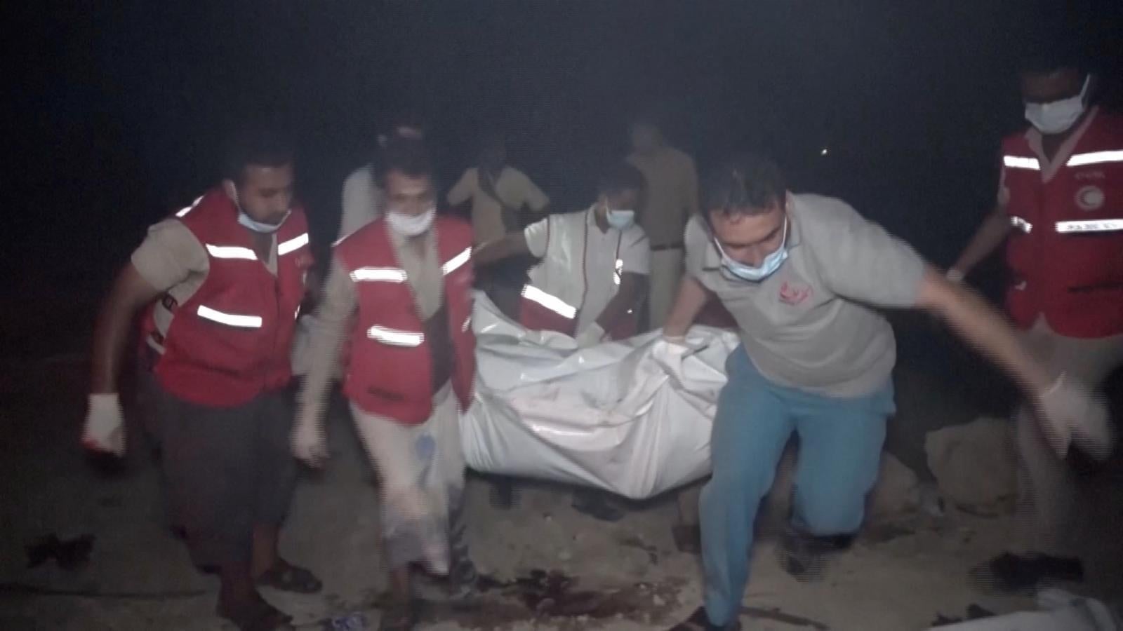 Rescate de cadáveres después del bombardeo.