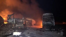 Camiones destruidos en la terminal.