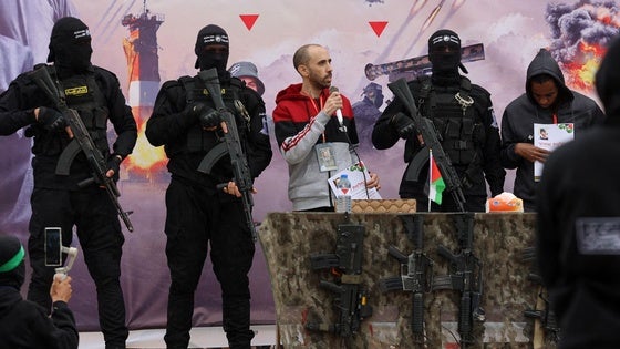 Tal Shoham, hijo de Gilad Korngold, habla durante su liberación en Gaza, junto al rehén Avera Mengsitu.