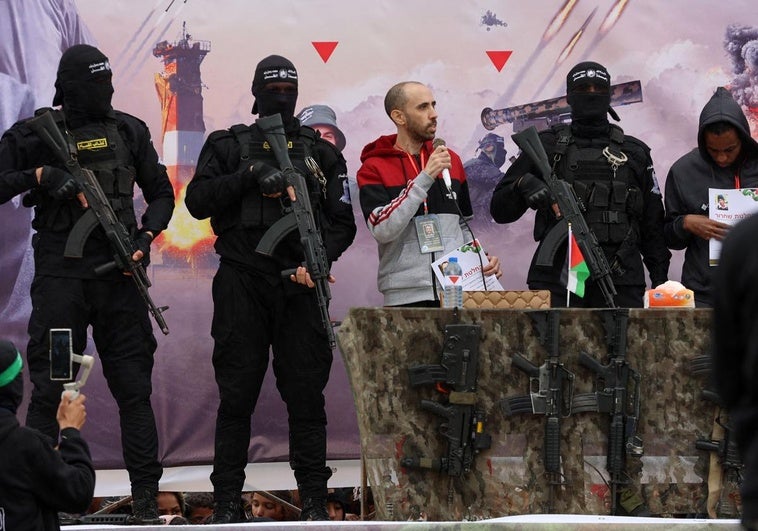 Tal Shoham, hijo de Gilad Korngold, habla durante su liberación en Gaza, junto al rehén Avera Mengsitu.