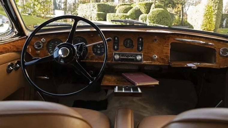 Interior de un Silver Cloud III con volante a la izquierda