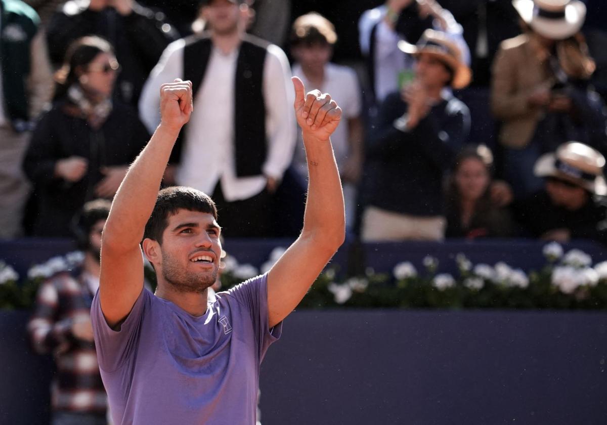 Alcaraz celebrates his decisive victory over Fils at the Godó.