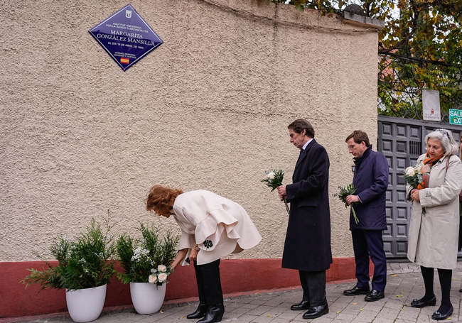 Colocación de la placa de recuerdo a la única víctima mortal del atentado en noviembre de 2024.