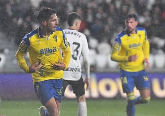 Empate que tranquiliza al Cádiz y aleja el soñado playoff del Burgos
