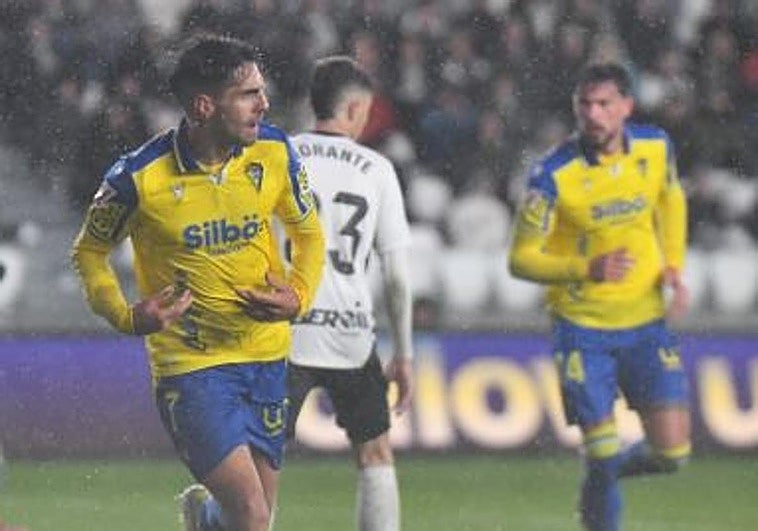 Empate que tranquiliza al Cádiz y aleja el soñado playoff del Burgos