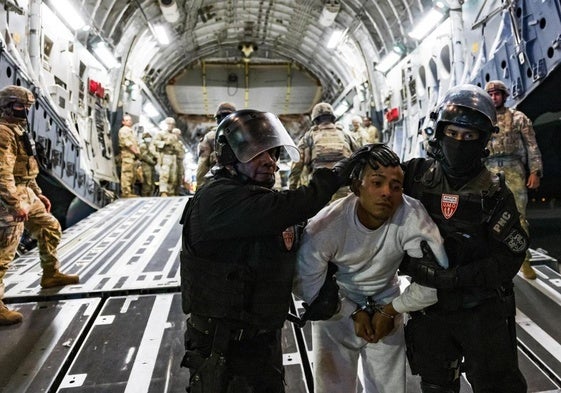 Inmigrantes deportados a su llegada al aeropuerto de San Luis Talpa, en El Salvador.