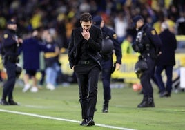 Simeone se lamenta tras el gol de Las Palmas en el descuento.