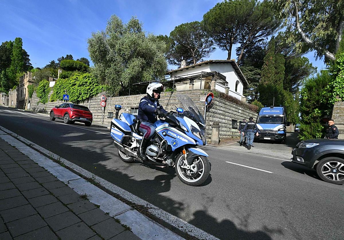 Agentes vigilan la entrada a la embajada de Omán en Roma, donde se ha celebrado la reunión entre las delegaciones de Irán y EE UU.