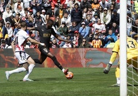 Sadiq rescata un punto para el Valencia y frena el sueño europeo del Rayo