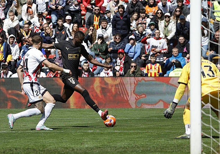 Sadiq rescata un punto para el Valencia y frena el sueño europeo del Rayo