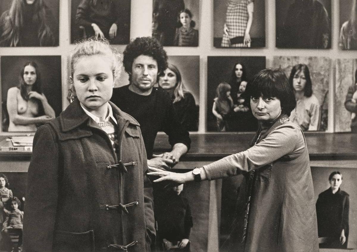 Imagen secundaria 1 - Corinne Marchand en el rodaje de 'Cleo de 5 a 7', Agnès Varda en el set de 'Una canta, otra no' y el escultor Alexander Calder retratado por la realizadora.