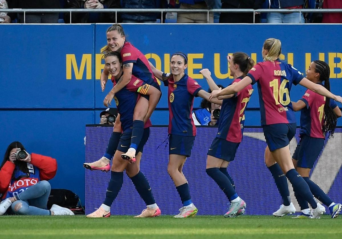 Las jugadoras del Barça celebran el segundo gol de Claudia Pina.