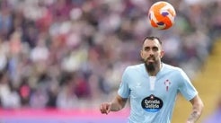 Borja Iglesias denuncia mensajes homófobos tras su hat-trick al Barça