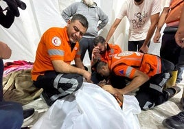 Personal sanitario interviene tras un ataque de Israel sobre Gaza.
