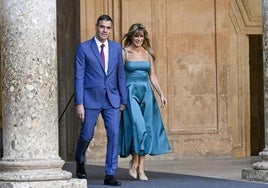 El presidente del Gobierno, Pedro Sánchez (d), acompañado de su esposa Begoña Gómez