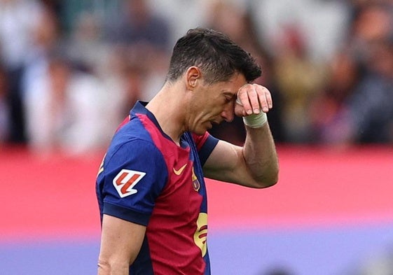 Lewandowski se retira del terreno de juego tras su lesión.