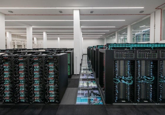 Decenas de bloques de computadores trabajando en el Barcelona Supercomputing Center.