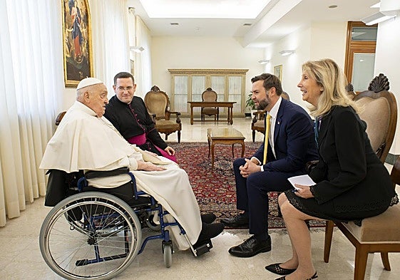 El Papa Francisco conversa con el vicepresidente de los Estados Unidos, J. D. Vance.