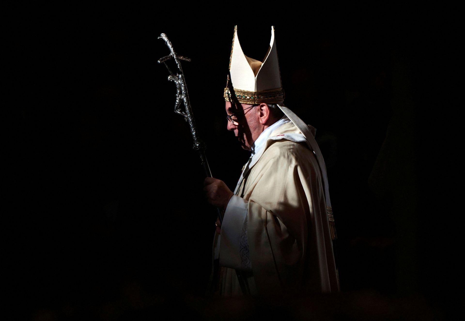 El papa Francisco camina con su bastón pastoral mientras dirige la misa de Epifanía en la Basílica de San Pedro en el Vaticano el 6 de enero de 2014.