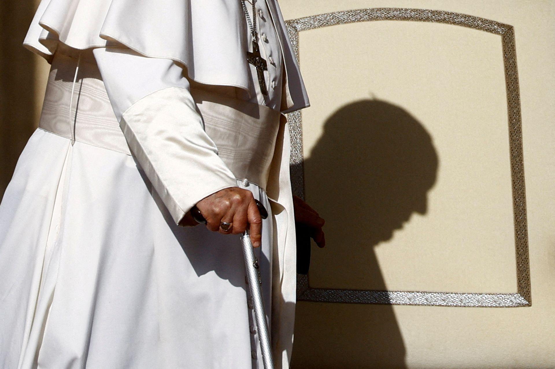 El papa Francisco camina el día de la audiencia general semanal, en la Plaza de San Pedro en el Vaticano, el 27 de septiembre de 2023.