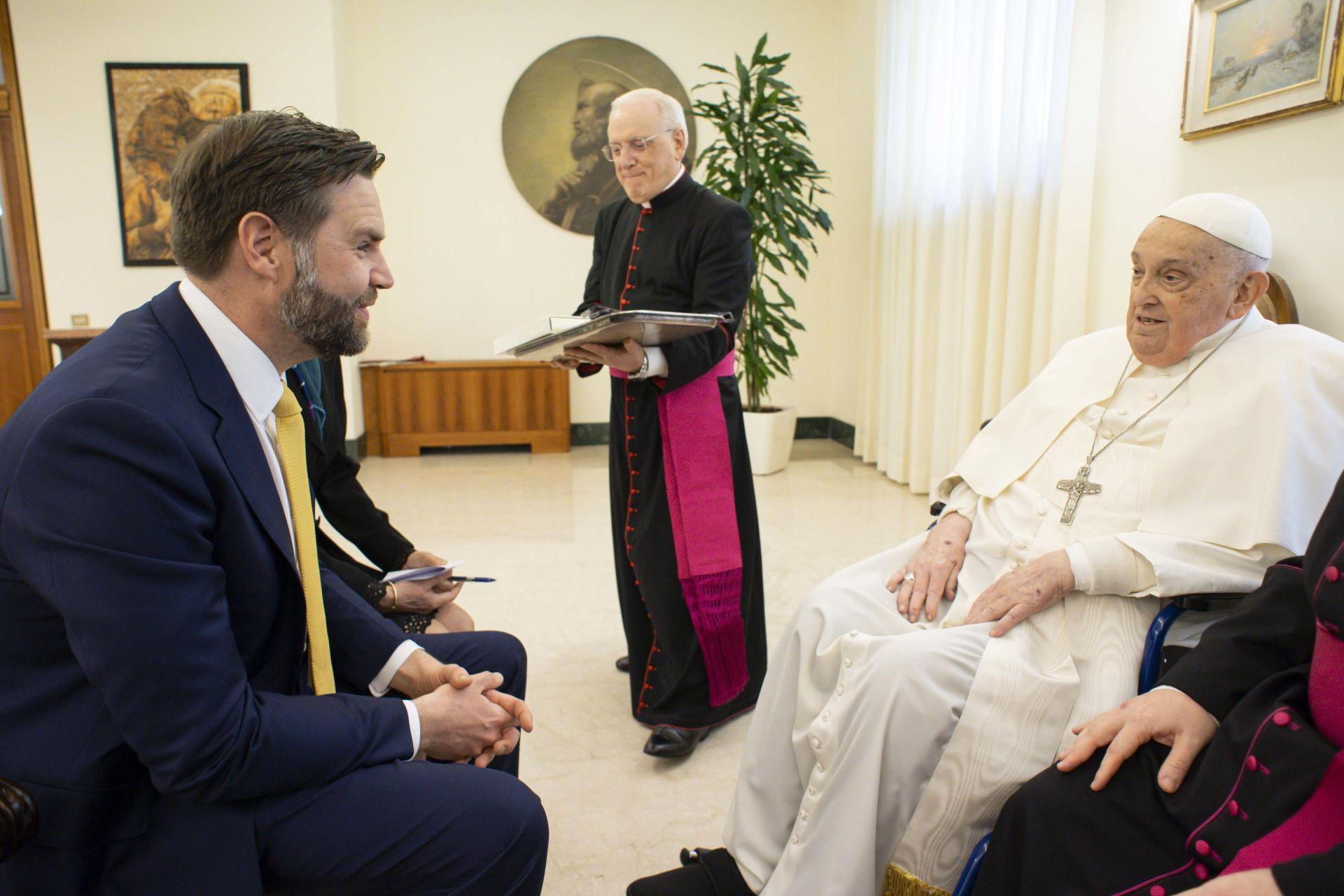 Una imagen proporcionada por los medios del Vaticano muestra al papa Francisco reunido con el vicepresidente estadounidense JD Vance el Domingo de Pascua en el Vaticano, el 20 de abril de 2025. 