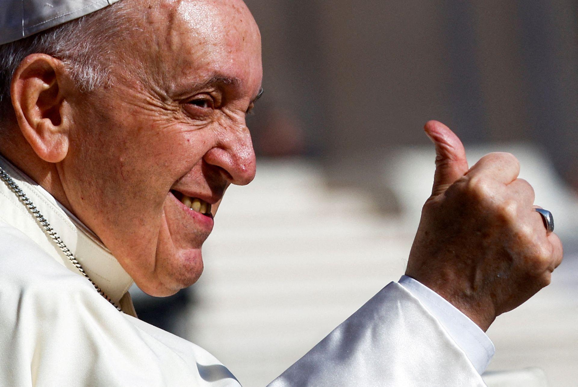 El papa Francisco hace un gesto de aprobación con el pulgar al llegar a la audiencia general semanal en el Vaticano, el 18 de mayo de 2022. 