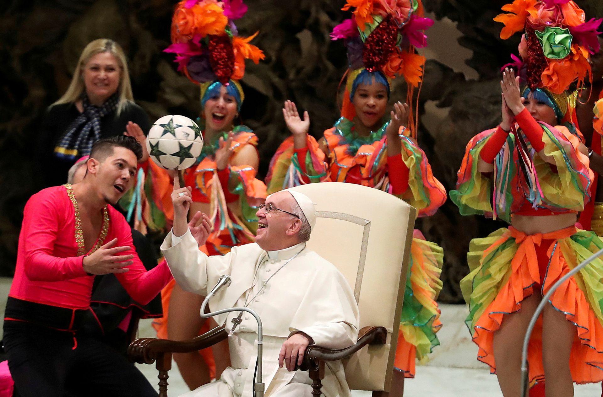 El papa Francisco juega con una pelota mientras miembros del Circo de Cuba actúan durante la audiencia general del miércoles en el Aula Pablo VI del Vaticano, el 2 de enero de 2019.