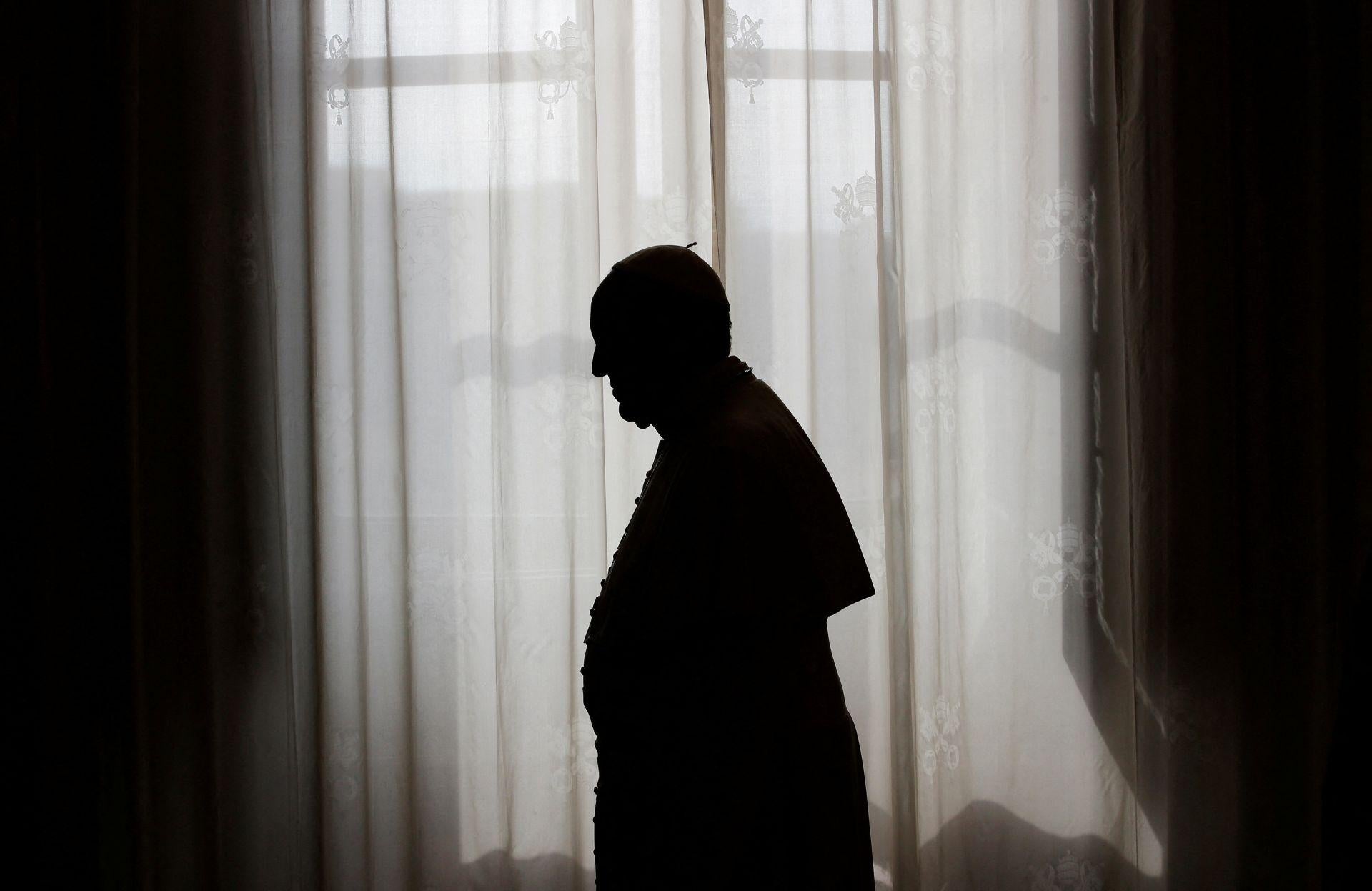 El papa Francisco se recorta contra la luz de una ventana al final de una reunión con el presidente de Guinea Ecuatorial, Teodoro Obiang Nguema Mbasogo, en el Vaticano el 25 de octubre de 2013.
