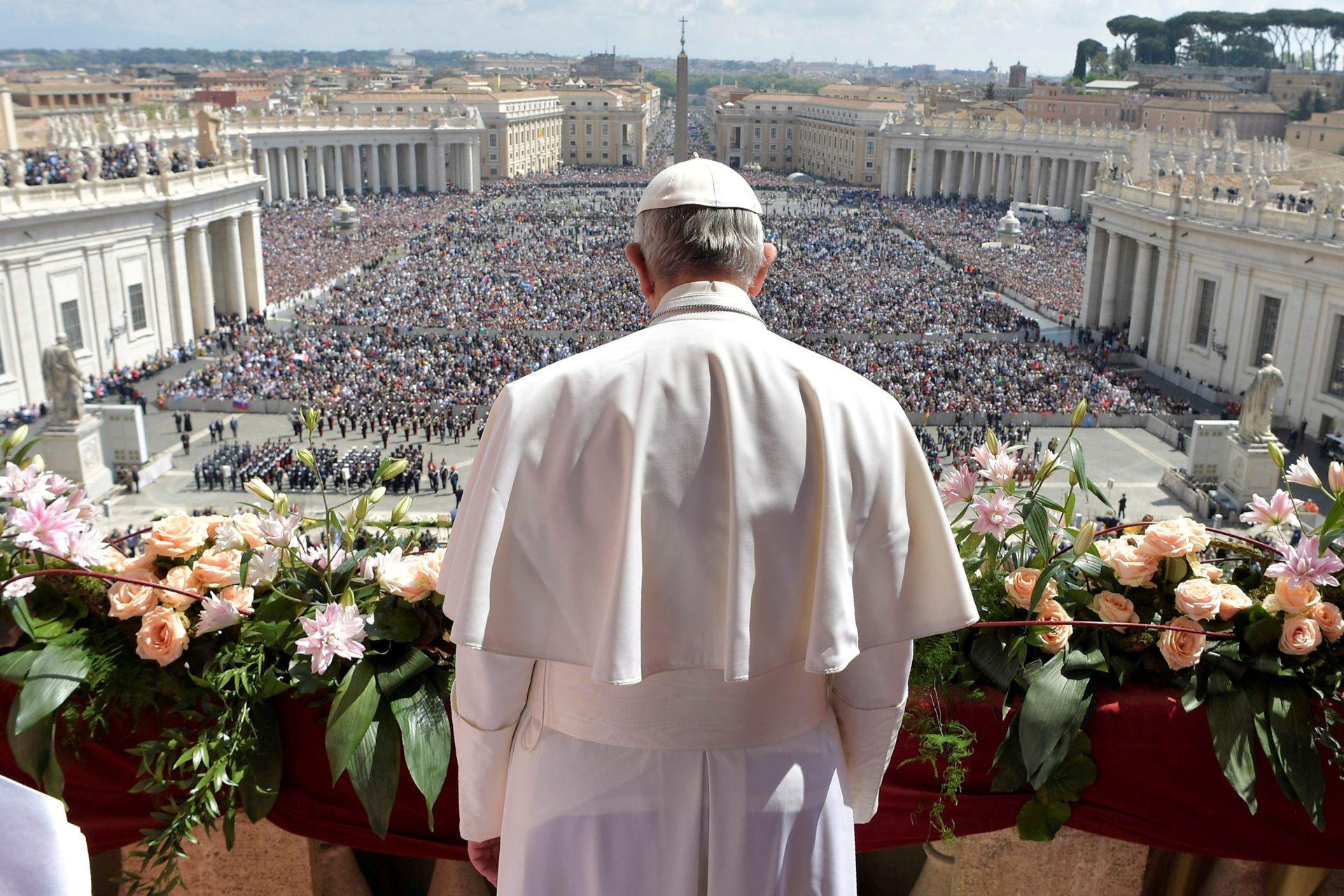 El papa Francisco pronuncia su mensaje «Urbi et Orbi» (a la ciudad y al mundo) desde el balcón de la Plaza de San Pedro en el Vaticano, el 16 de abril de 2017.