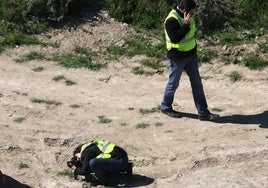 Dos guardias civiles inspeccionan un terreno en una imagen de archivo.