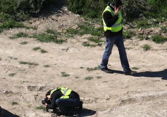 Dos guardias civiles inspeccionan un terreno en una imagen de archivo.