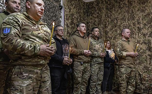 Soldados ucranianos celebran la Pascua en el frente de Dnipró.