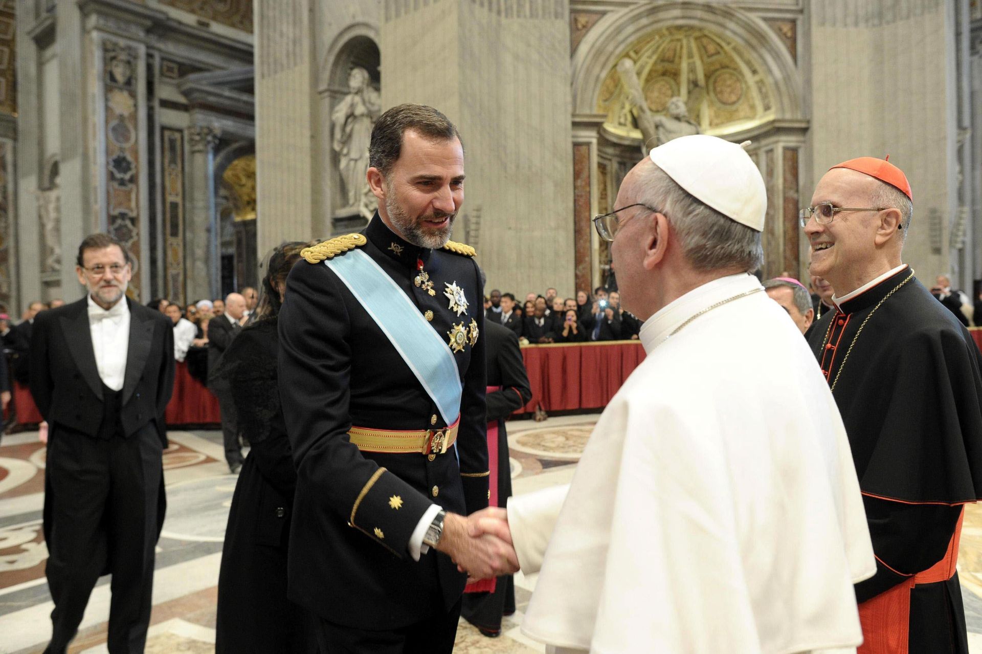 El papa Francisco saludando al prÌncipe Felipe, durante la misa solemne de inicio de su Pontificado en Ciudad del Vaticano, el 19 de marzo del 2013. 