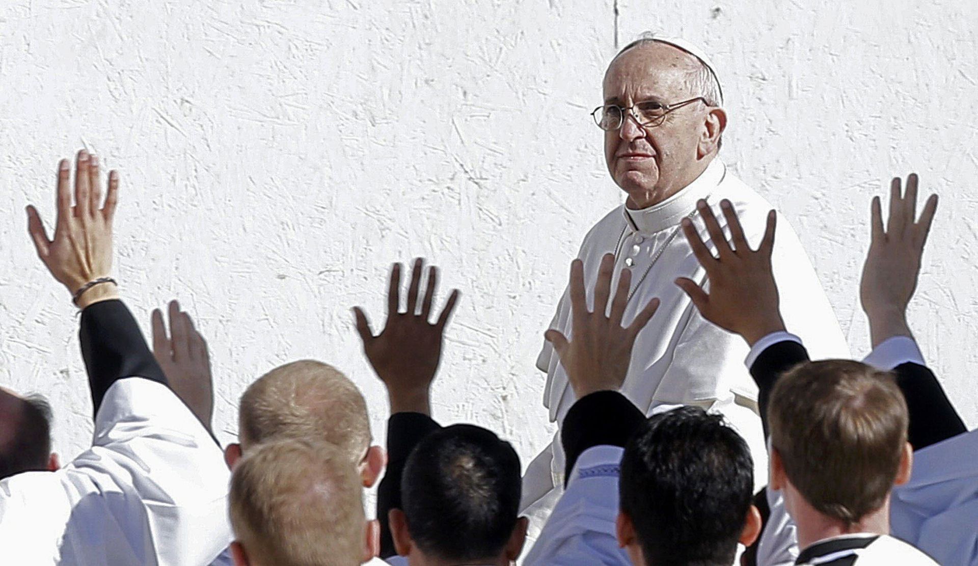 El papa Francisco pasa junto a sacerdotes que lo saludan a su llegada a la Plaza de San Pedro para su misa inaugural en el Vaticano, el 19 de marzo de 2013. El Papa Francisco celebra su misa inaugural el martes entre líderes políticos y religiosos de todo el mundo y en medio de una ola de esperanza por una renovación de la Iglesia Católica Romana plagada de escándalos. 