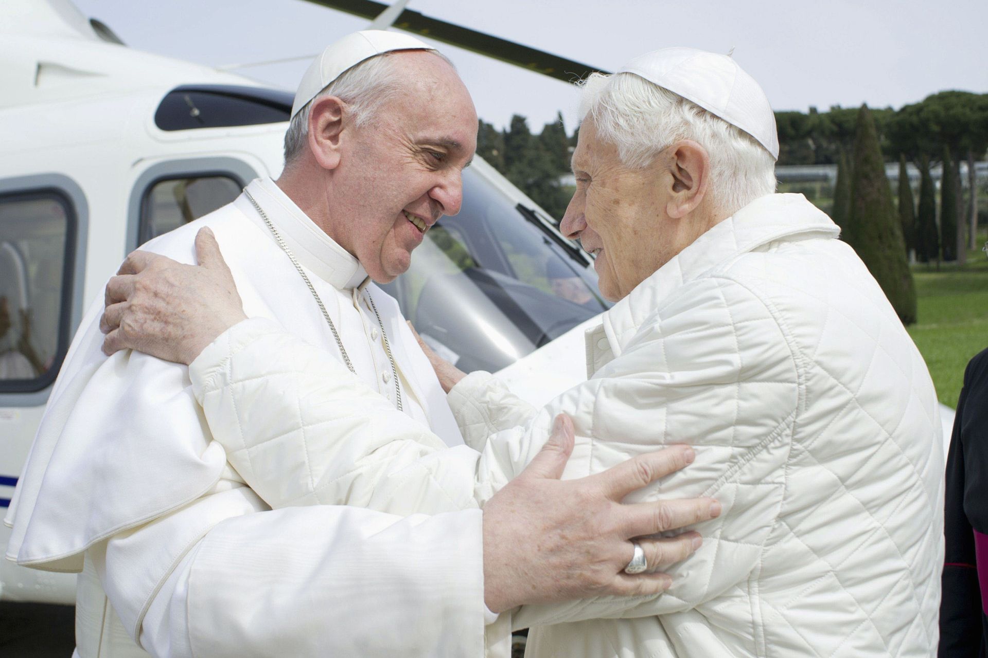 El papa Francisco (izq.) abraza al papa Emérito Benedicto XVI a su llegada a la residencia de verano de Castel Gandolfo el 23 de marzo de 2013. El papa Francisco viajó en helicóptero desde el Vaticano a Castel Gandolfo para una reunión privada con el ex papa Benedicto XVI. 