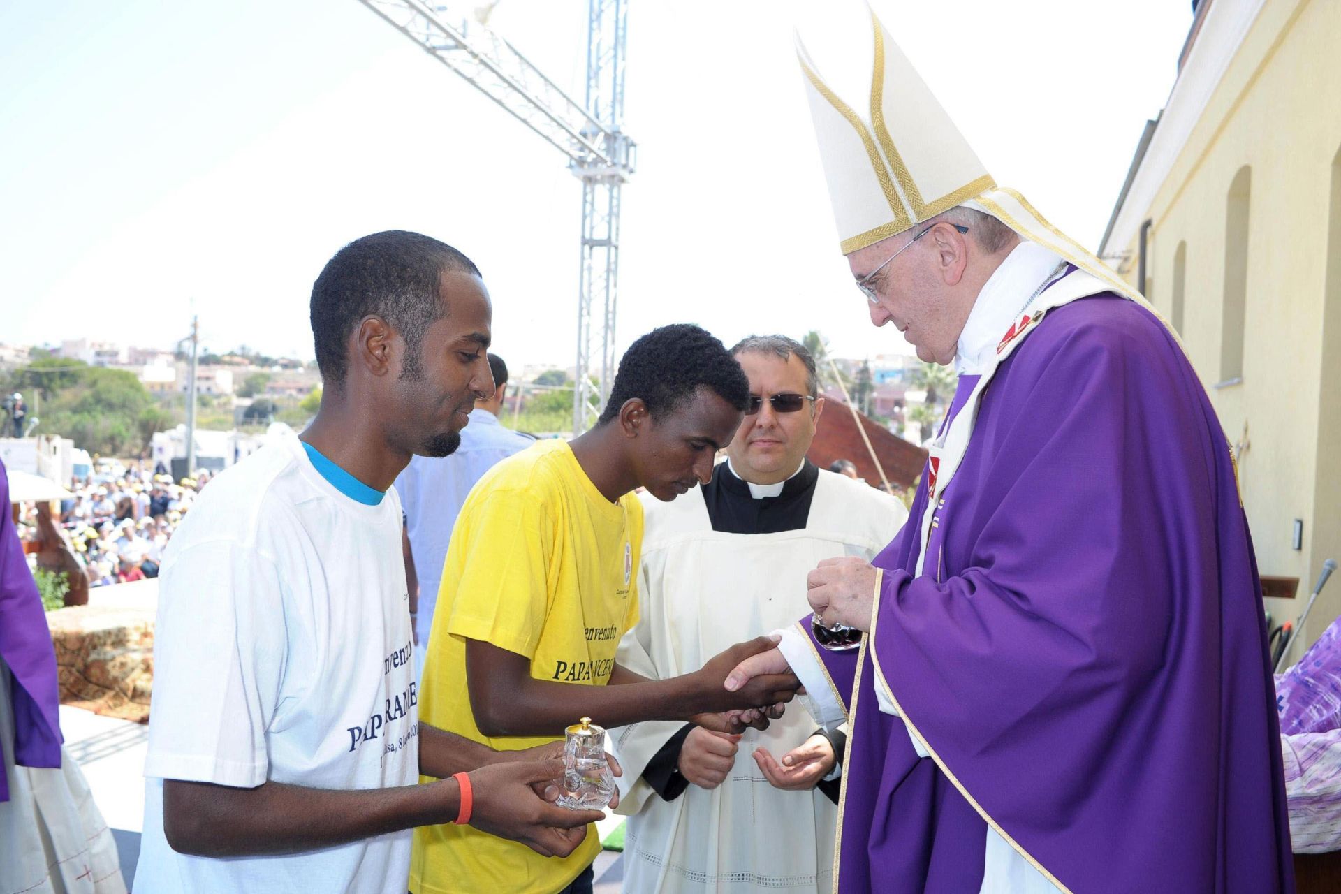 El papa Francisco (d) junto a varios imigrantes durante su visita a la isla de Lampedusa, Italia, el 8 de julio de 2013. El papa viajÛ hoy a Lampedusa, la «puerta de Europa» de los inmigrantes indocumentados que buscan en el continente un futuro mejor, para llorar por los que perdieron la vida en las travesÌas y denunciÛ la «globalizaciÛn de la indiferencia» ante esas tragedias.