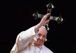 El papa Francisco saluda mientras pronuncia su tradicional mensaje Urbi et Orbi del día de Navidad a la ciudad y al mundo desde el balcón principal de la Basílica de San Pedro en el Vaticano, el 25 de diciembre de 2022