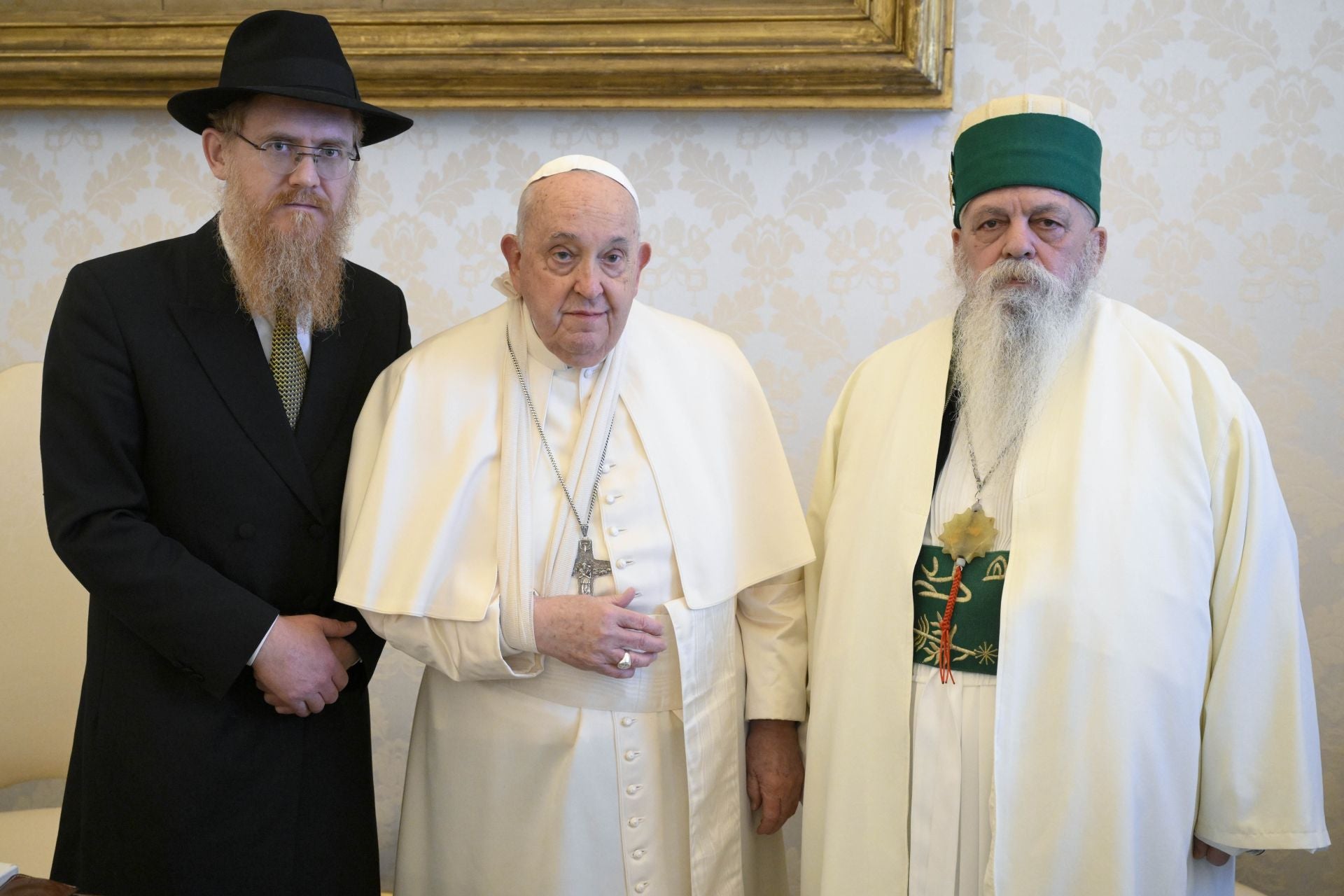 -Vista de la audiencia del papa Francisco con el líder de la comunidad Bektashi di Tirana, Haji Dede Edmond Brahimaj, en la que se aprecia su brazo ha sido inmivilizado luego de su caída esta mañana. El papa Francisco, de 88 años, sufrió este jueves una caída en su residencia, la casa de Santa Marta, se hizo un hematoma en el antebrazo derecho, sin fracturas, y se le inmovilizó como medida de precaución, informó la oficina de prensa del Vaticano.
